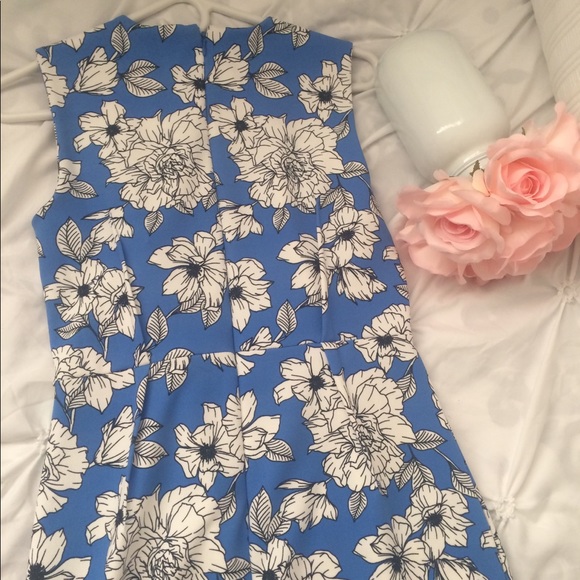 Fitted, professional Dress - Picture 4 of 4